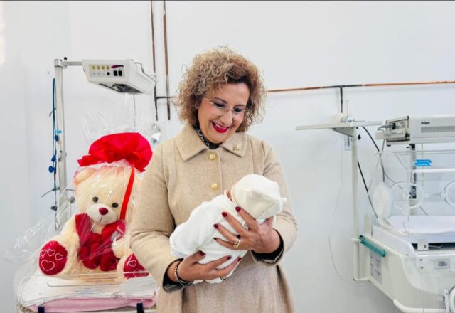 Deputetja e PS Fier, Antoneta Dhima, ka vizituar në maternitet bebin e parë që lindi në vitin 2026