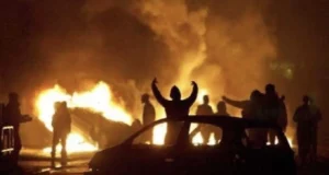 Mbi 1,000 makina të djegura në natën e Vitit të Ri, të paktën 500 arrestime