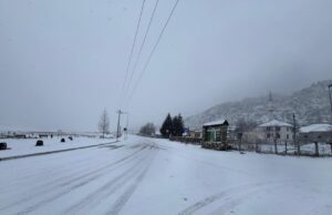 Akull e dëborë në aksin Librazhd–Qafë Thanë, policia apel drejtuesve të mjeteve