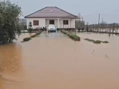 Reshjet e shiut bllokojnë rrugët në Malësi të Madhe, uji prezent në oborret e shtëpive