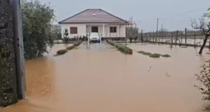 Reshjet e shiut bllokojnë rrugët në Malësi të Madhe, uji prezent në oborret e shtëpive