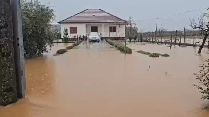 Reshjet e shiut bllokojnë rrugët në Malësi të Madhe, uji prezent në oborret e shtëpive