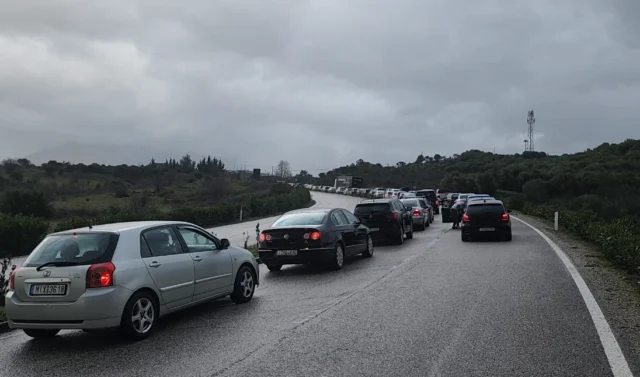 Trafik 7 km në Kakavijë, emigrantët qëndrojnë deri në 3 orë në doganë