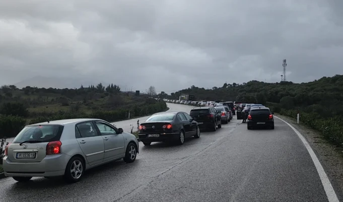 Trafik 7 km në Kakavijë, emigrantët qëndrojnë deri në 3 orë në doganë