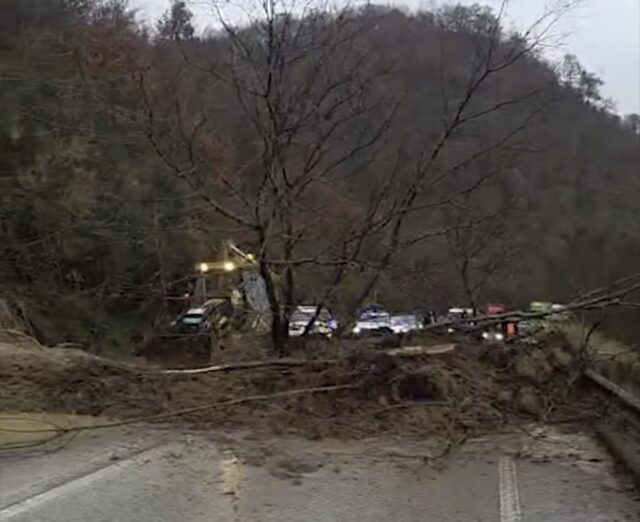 Rrëshqitje dherash bllokon aksin Tepelenë–Gjirokastër