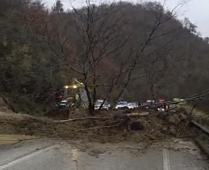 Rrëshqitje dherash bllokon aksin Tepelenë–Gjirokastër