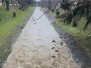 Moti i keq në lumi Lana, rrezikon të dalë nga shtrati