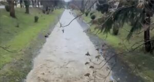 Moti i keq në lumi Lana, rrezikon të dalë nga shtrati