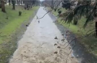 Moti i keq në lumi Lana, rrezikon të dalë nga shtrati
