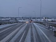 Reshjet e borës përfshijnë Kukësin, rrugë të bllokuara dhe rrezik rrëshqitjesh