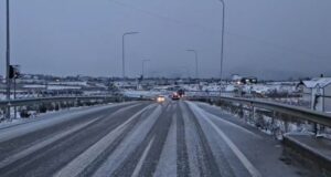 Reshjet e borës përfshijnë Kukësin, rrugë të bllokuara dhe rrezik rrëshqitjesh
