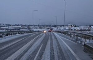 Reshjet e borës përfshijnë Kukësin, rrugë të bllokuara dhe rrezik rrëshqitjesh