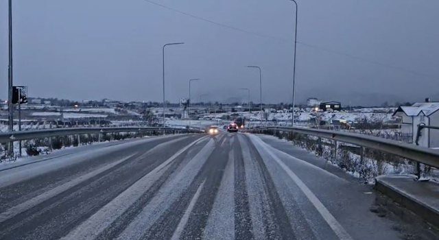 Reshjet e borës përfshijnë Kukësin, rrugë të bllokuara dhe rrezik rrëshqitjesh