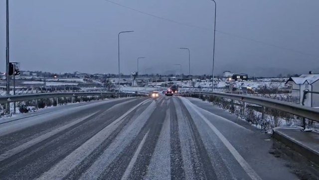Reshjet e borës përfshijnë Kukësin, rrugë të bllokuara dhe rrezik rrëshqitjesh