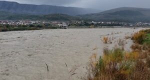 Lumi Seman nga shtrati, përmbyten tokat bujqësore në Lushnje dhe Divjakë