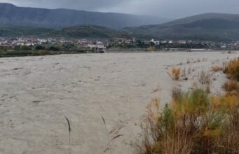 Lumi Seman nga shtrati, përmbyten tokat bujqësore në Lushnje dhe Divjakë