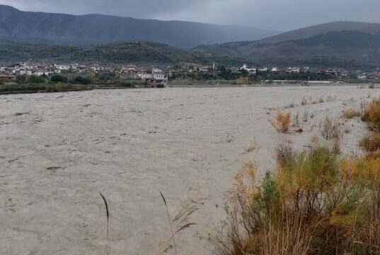 Lumi Seman nga shtrati, përmbyten tokat bujqësore në Lushnje dhe Divjakë