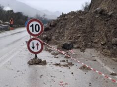 Rrëshqitje dherash bllokojnë aksin Gjirokastër–Tepelenë, qarkullimi me vështirësi