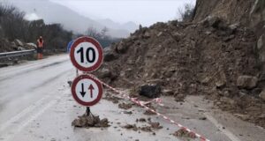 Rrëshqitje dherash bllokojnë aksin Gjirokastër–Tepelenë, qarkullimi me vështirësi