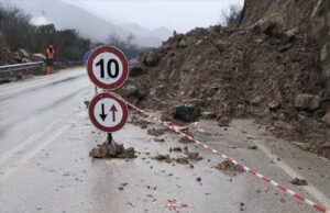 Rrëshqitje dherash bllokojnë aksin Gjirokastër–Tepelenë, qarkullimi me vështirësi