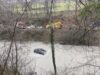 Gjendet një makinë në përrua në Klos, dyshohet se drejtuesin e ka marrë rrjedha e ujit