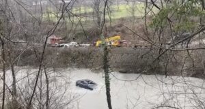 Gjendet një makinë në përrua në Klos, dyshohet se drejtuesin e ka marrë rrjedha e ujit