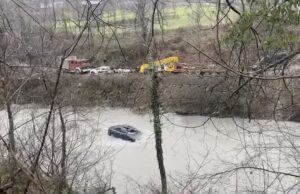 Gjendet një makinë në përrua në Klos, dyshohet se drejtuesin e ka marrë rrjedha e ujit