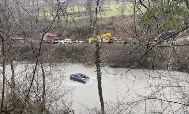 Gjendet një makinë në përrua në Klos, dyshohet se drejtuesin e ka marrë rrjedha e ujit