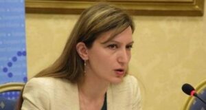 Thyen arrestin shtëpiak dhe tenton t’i djegë makinën ish-partnerit, arrestohet ish-zyrtarja e Ministrisë së Brendshme