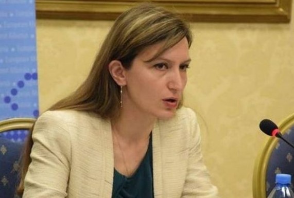 Thyen arrestin shtëpiak dhe tenton t’i djegë makinën ish-partnerit, arrestohet ish-zyrtarja e Ministrisë së Brendshme