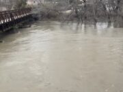 Lumi Seman del nga shtrati, përmbytje në fshatin Mbrostar