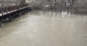 Lumi Seman del nga shtrati, përmbytje në fshatin Mbrostar