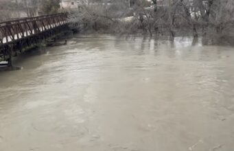 Lumi Seman del nga shtrati, përmbytje në fshatin Mbrostar