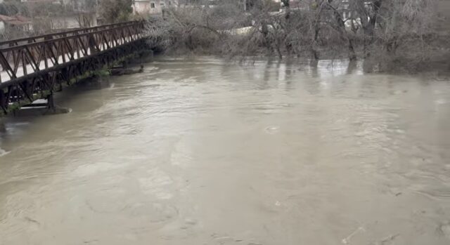Lumi Seman del nga shtrati, përmbytje në fshatin Mbrostar