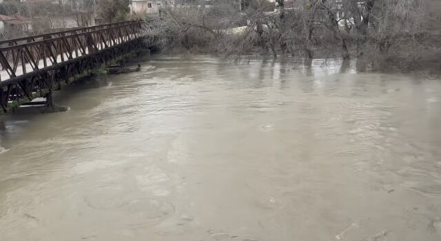 Lumi Seman del nga shtrati, përmbytje në fshatin Mbrostar