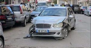 Benz-i merr përpara 5 automjete ne Vlore