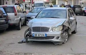 Benz-i merr përpara 5 automjete ne Vlore