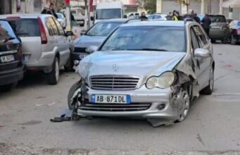 Benz-i merr përpara 5 automjete ne Vlore