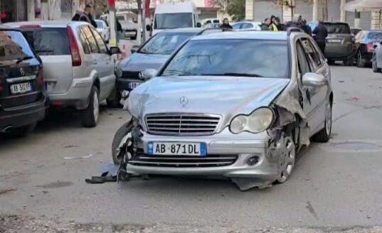 Benz-i merr përpara 5 automjete ne Vlore