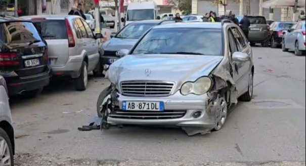 Benz-i merr përpara 5 automjete ne Vlore