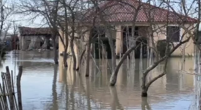 Hasturkas -Ulet niveli i ujit të Semanit, por prania e ujit vijon në toka bujqësore dhe 20 banesa