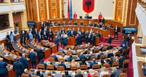 Zhurma e Gaz Bardhit ndaj Belinda Ballukut, simptomë e një opozite në krizë dhe humbesi politik