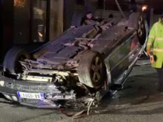 Benzi përplaset me shtyllën e ndriçimit dhe përmbyset në rrugë, pl*goset drejtuesi