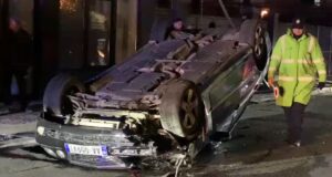 Benzi përplaset me shtyllën e ndriçimit dhe përmbyset në rrugë, pl*goset drejtuesi