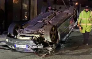 Benzi përplaset me shtyllën e ndriçimit dhe përmbyset në rrugë, pl*goset drejtuesi