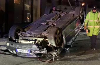 Benzi përplaset me shtyllën e ndriçimit dhe përmbyset në rrugë, pl*goset drejtuesi