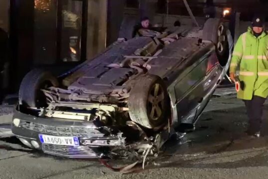 Benzi përplaset me shtyllën e ndriçimit dhe përmbyset në rrugë, pl*goset drejtuesi