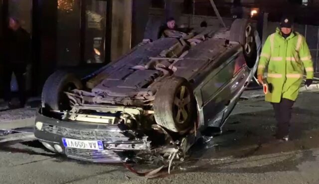 Benzi përplaset me shtyllën e ndriçimit dhe përmbyset në rrugë, pl*goset drejtuesi