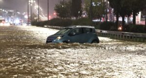 Moti i keq përfshin Greqinë, rrugët e Athinës shndërrohen në lumenj të rrëmbyer