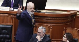 Rama largohet nga Kuvendi, ironizon opozitën me dy gishtat lart